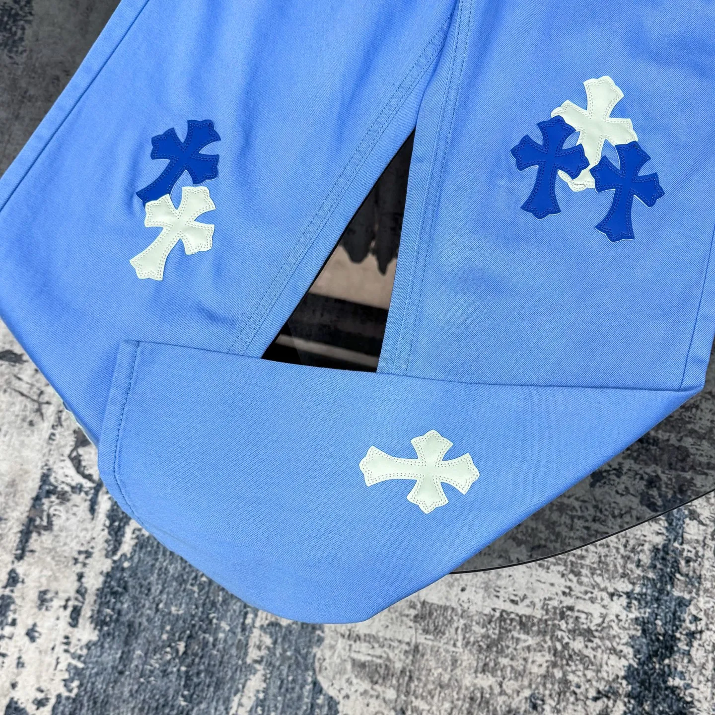 P270 Chrome hearts CH co-branded Drak Miami ice blue jeans exude uninhibited personality and unique charm. Every wear and tear is carefully designed to present a unique artistic feel. Made of imported denim fabric, which has undergone heavy industrial washing and destruction treatment, the trousers show a super cool effect on the upper body, allowing you to dominate the fashion stage.  This is more than just a pair of jeans, it is an expression of attitude. With its unique design concept and ultimate pursuit of details, Croxin breaks traditional boundaries and defines the jeans trend in the new era. The trousers are made of double-layer woven fabric with customized hardware. Special Italian cowhide is printed and cut. Custom-made sheepskin three-layer thick-line leather. The whole body is spliced ​​in heavy water washing. Craftsmen hand-splash ink. You can see the details. Three-dimensional cutting version. Loose and comfortable, not flattering to the body. Makes taller and slimmer. Seiko factory. Original quality control. Same style for men and women. Can be matched with couples. Versatile recommendation. Must-have jeans for all seasons. Color: ice blue. Size: 28-30-32-34.